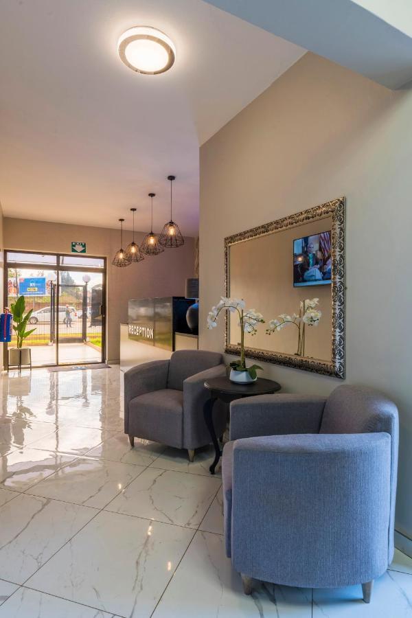 N1 Hotel Rotten Row Хараре Екстериор снимка