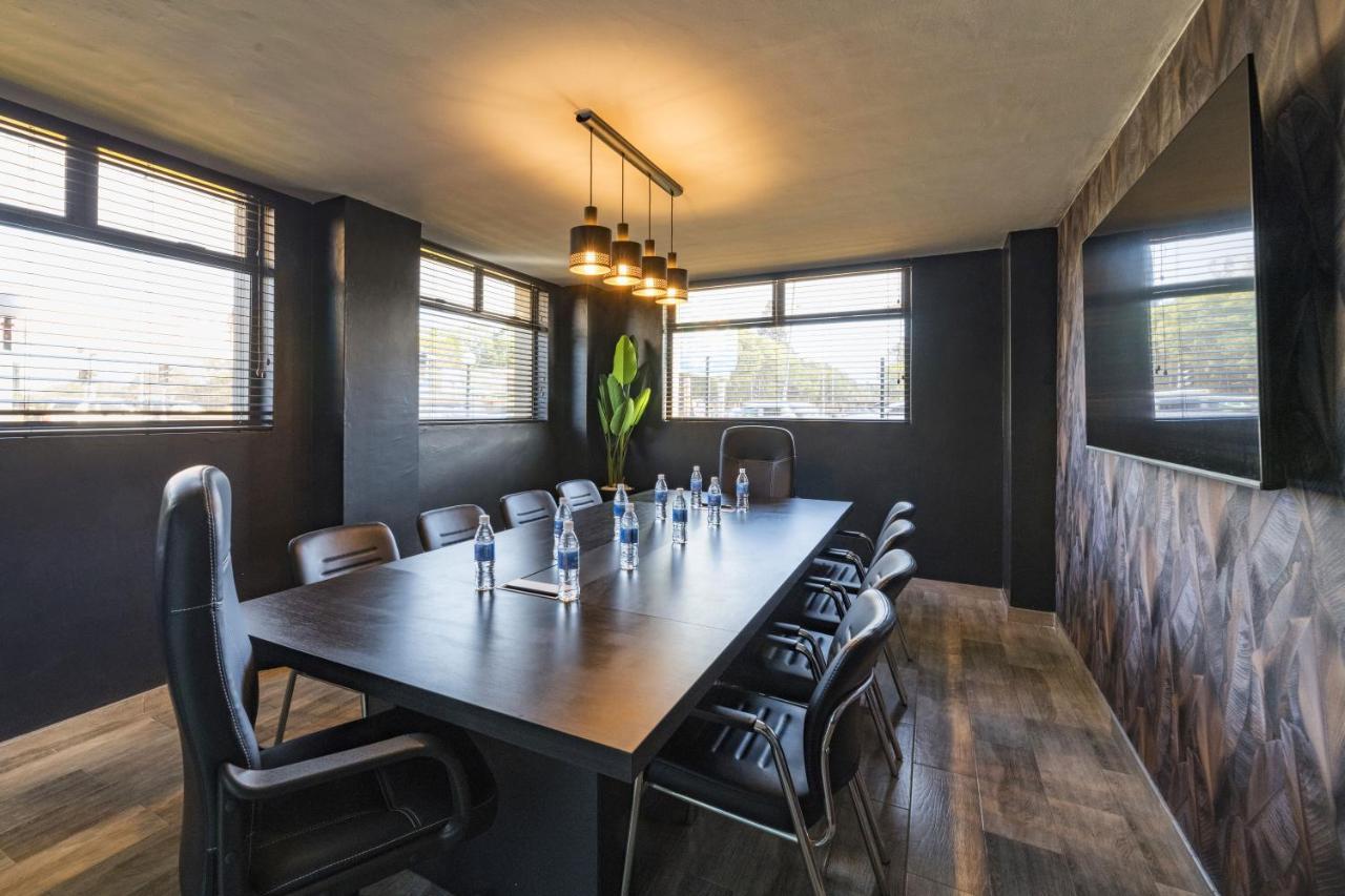 N1 Hotel Rotten Row Хараре Екстериор снимка